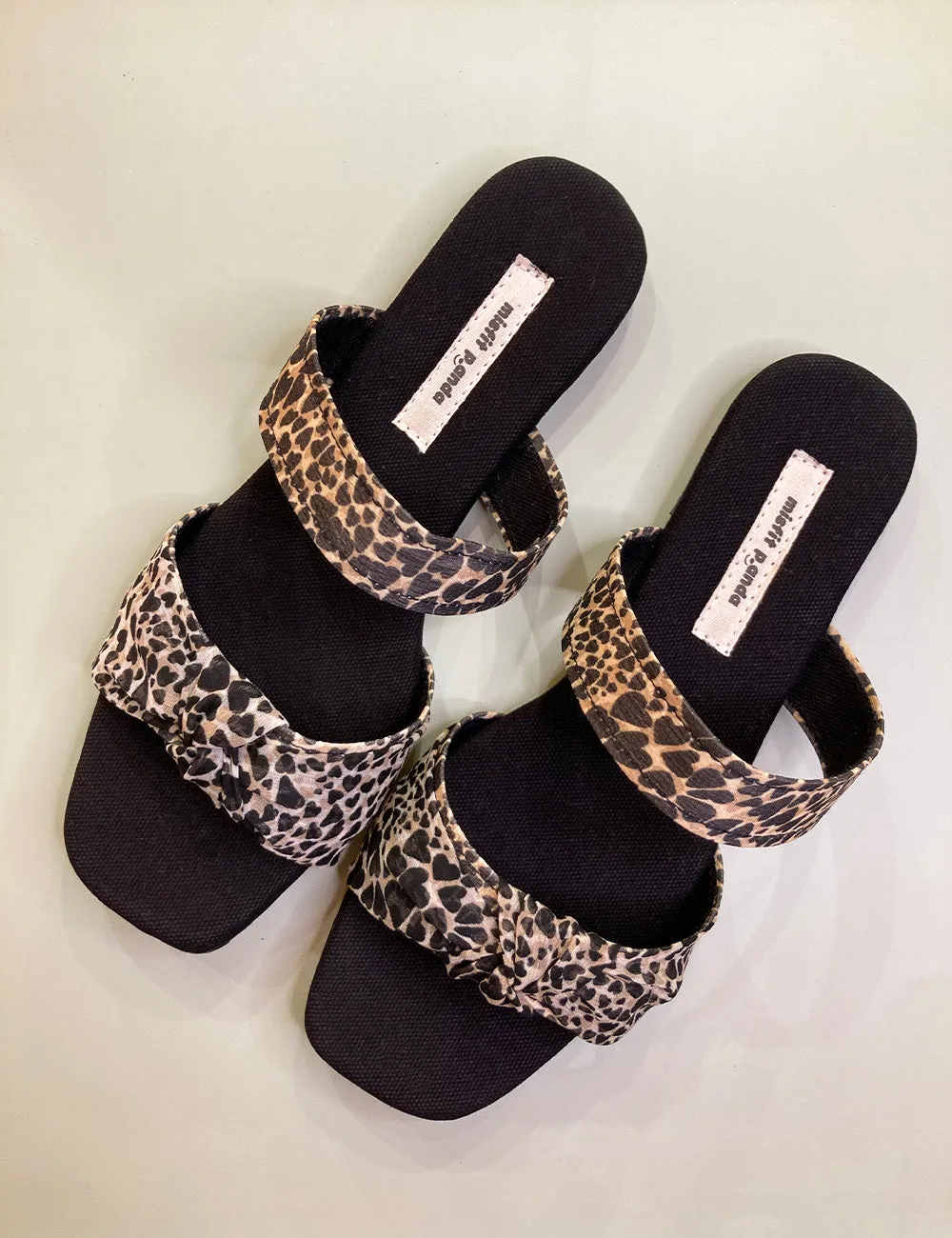 Bow flat sandal
