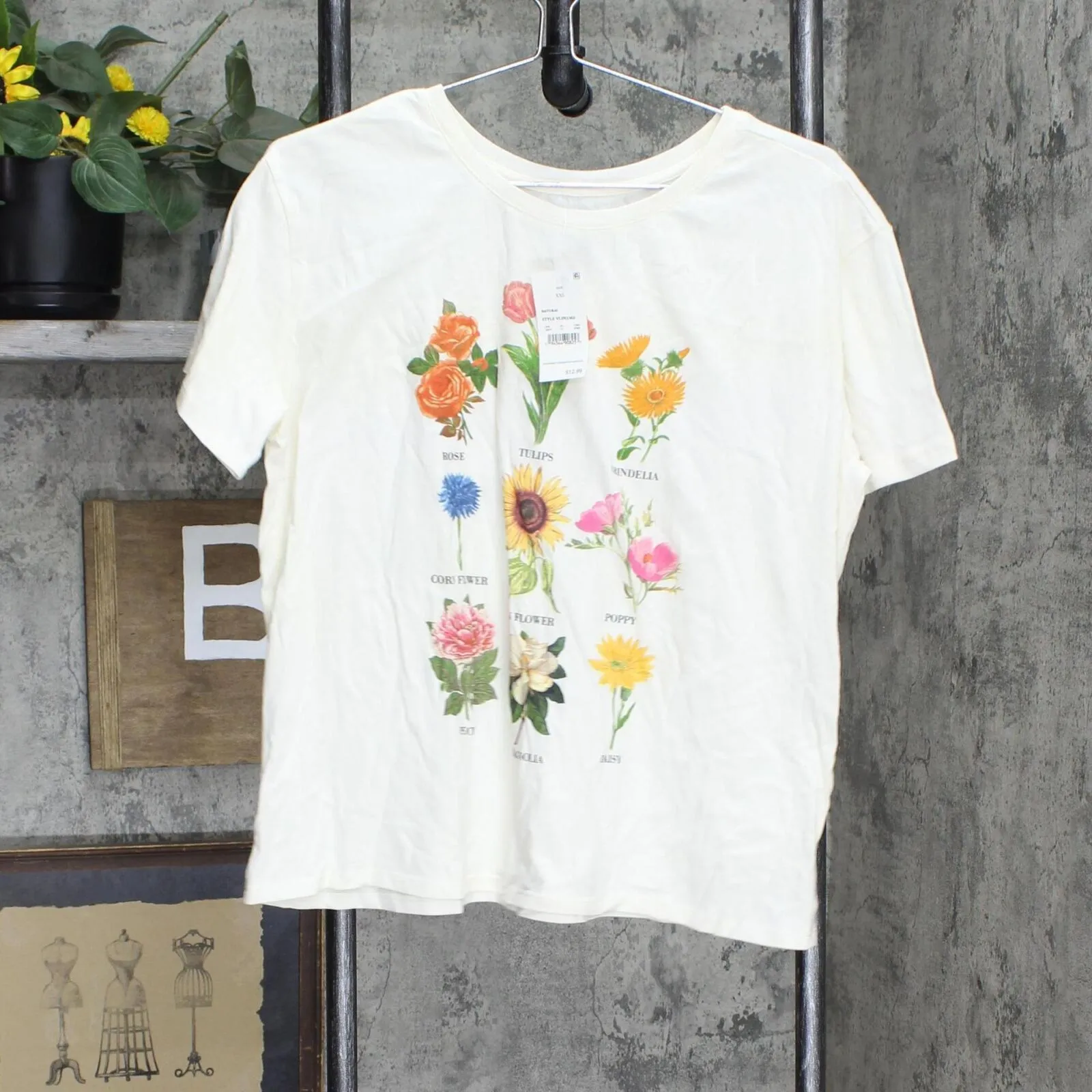 Fifth Sun Women's Botanical Flowers Short Sleeve Graphic T-Shirt VLIN3362
